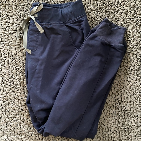 FIGS Zamora Jogger Scrubs in Navy - Picture 5 of 6